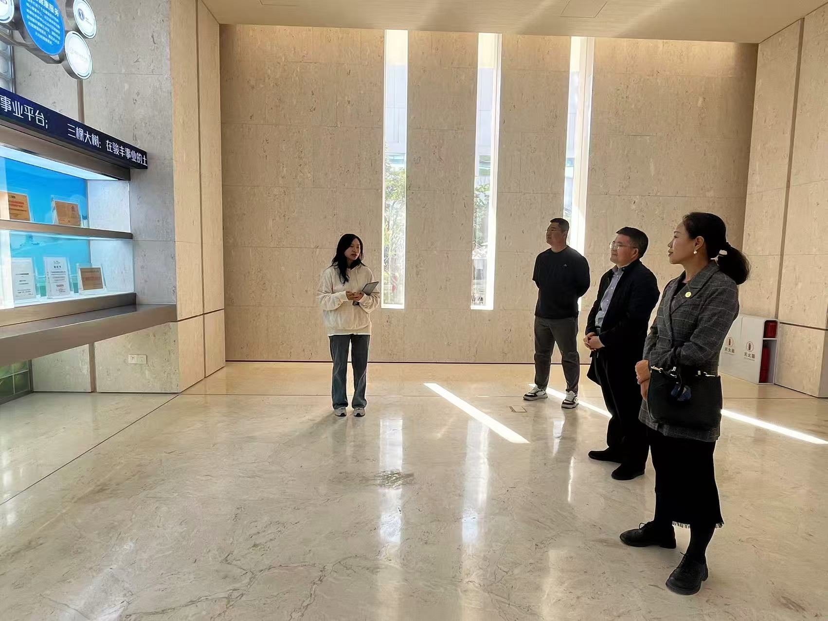 企业展厅参观.jpg