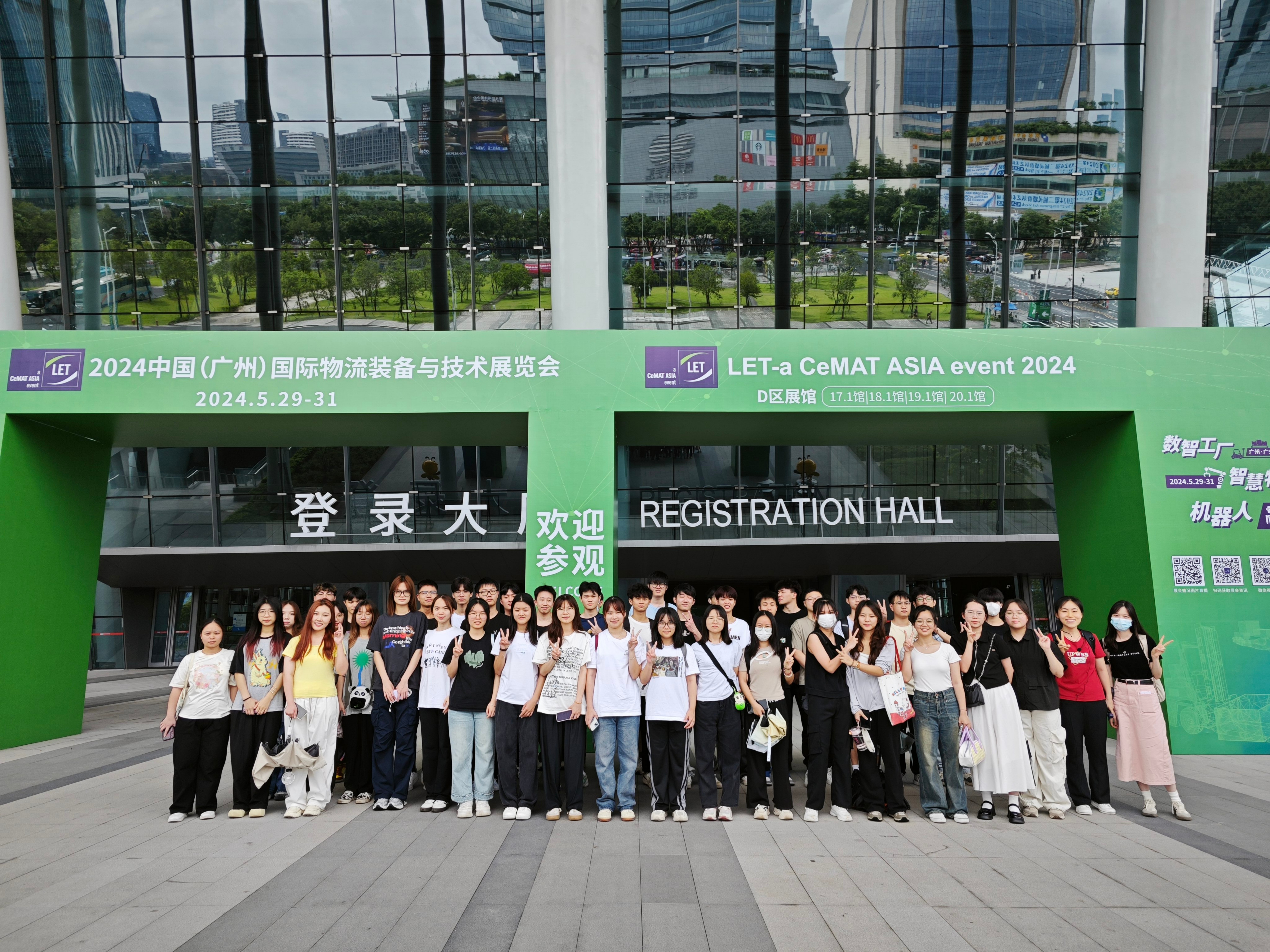 11 伟德betvlctor1949源于英国物流管理专业员工深入2024国际物流装备与技术展览会，提升物流创新实践能力.jpg