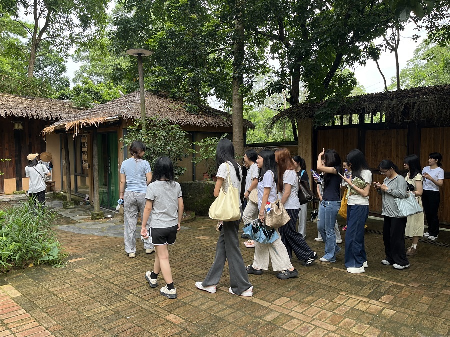 师生入园.jpg